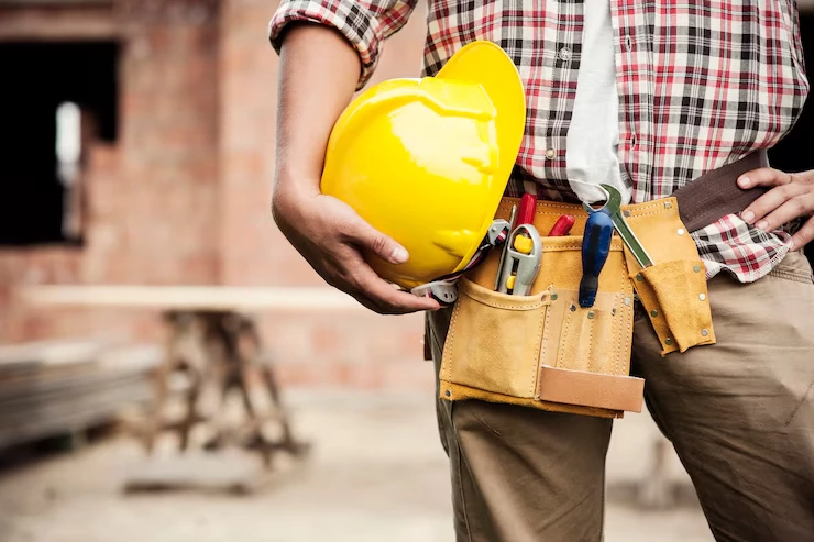 Arquitectos revisando planos sobre terreno en construcción