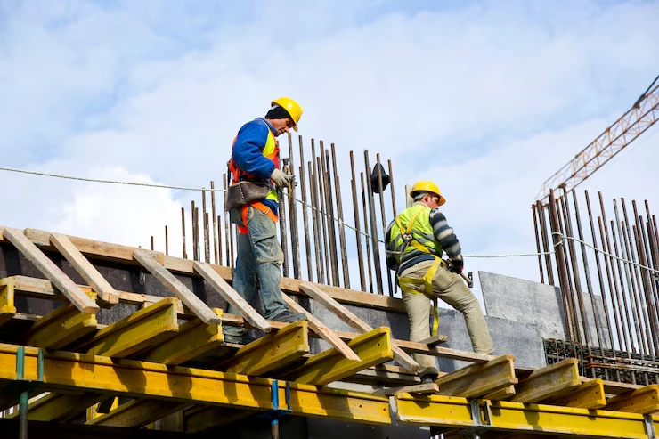 Fachada moderna de edificio residencial recién terminado